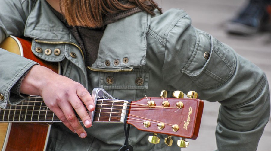 How to Use a Capo on Guitar (Beginner’s Guide + Easy Songs)