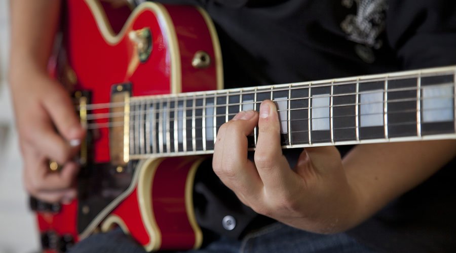How to Strum Like Your Guitar Heroes (Beginner’s Guide)