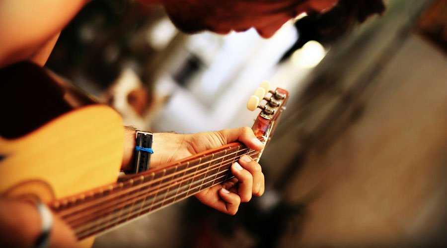 10 Easy Guitar Tips for Beginners(Learn Faster + Play Songs)