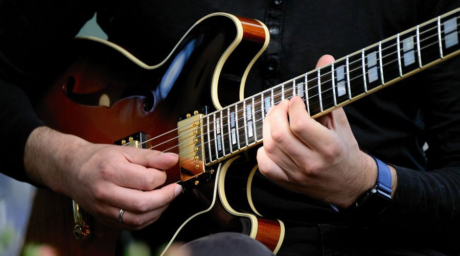 Practical Guide to Practicing Chord Changes (Beginner Tips)
